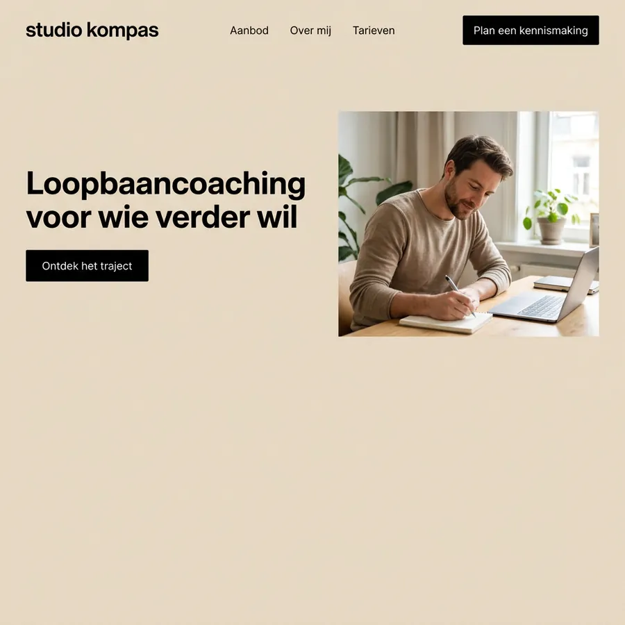 Voorbeeldontwerp: website voor Studio Kompas (fictief), in een strakke beige stijl